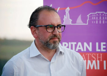 Deputeti i PS i ‘përvishet’ kryebashkiakut të Vlorës: Vjen vërdallë në qytet si turist, duke ndërruar kostumet e punë hiç