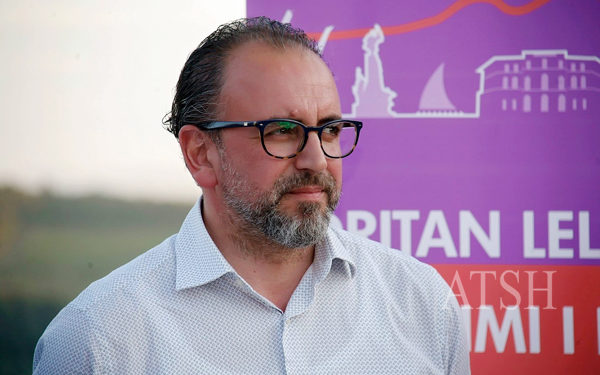 Deputeti i PS i ‘përvishet’ kryebashkiakut të Vlorës: Vjen vërdallë në qytet si turist, duke ndërruar kostumet e punë hiç