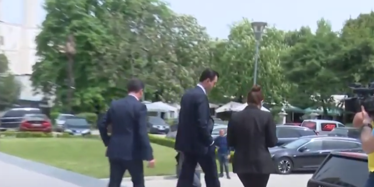 Humbësi i talentuar Lulzim Basha i përgjigjet gazetarëve: Beteja do të vazhdojë deri në fitore