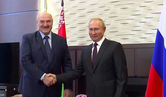 U izolua nga Bashkimi Europian, Lukashenko pritet në Rusi nga Putin