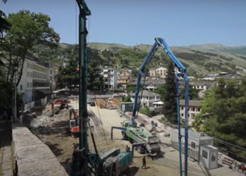 Pezullohet puna në Gjirokastër, te sheshi i “Çerçizit” zbulohen struktura arkeologjike (VIDEO)