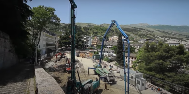 Pezullohet puna në Gjirokastër, te sheshi i “Çerçizit” zbulohen struktura arkeologjike (VIDEO)