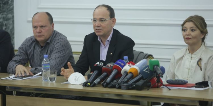 Themelohet grupi që kërkon largimin e Lulzim Bashës nga PD-ja: Të japë dorëheqje të menjëhershme!