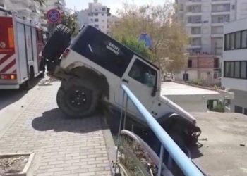 Aksident i frikshëm në Sarandë, shihni ku ka përfunduar makina (FOTO)