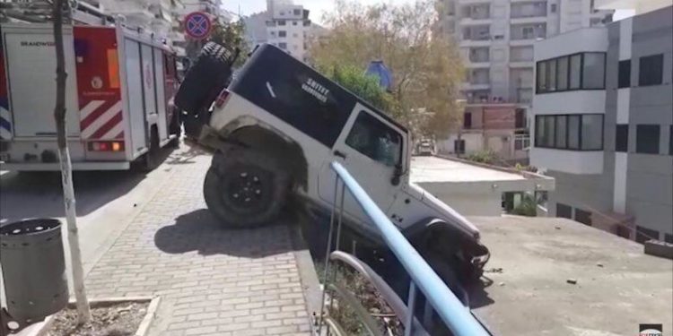 Aksident i frikshëm në Sarandë, shihni ku ka përfunduar makina (FOTO)