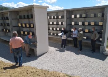 Ceremonia larg syrit të medias në Kosinë të Përmetit/ U zhvarrosën si ushtarë grekë dhe u çuan në Greqi në 2006, kthehen pas 15 vitesh trupat e 108 banorëve të fshatit (VIDEO)
