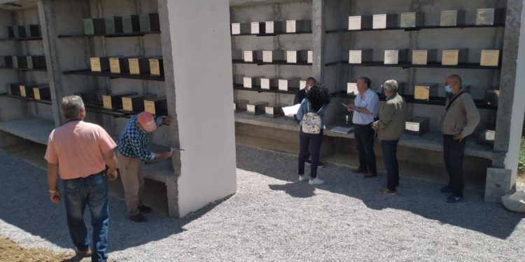 Ceremonia larg syrit të medias në Kosinë të Përmetit/ U zhvarrosën si ushtarë grekë dhe u çuan në Greqi në 2006, kthehen pas 15 vitesh trupat e 108 banorëve të fshatit (VIDEO)