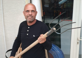 Me një sfurk në dorë në ditën e drejtësisë. Ish-ministri i LSI-së tallet me Ilir Metën?