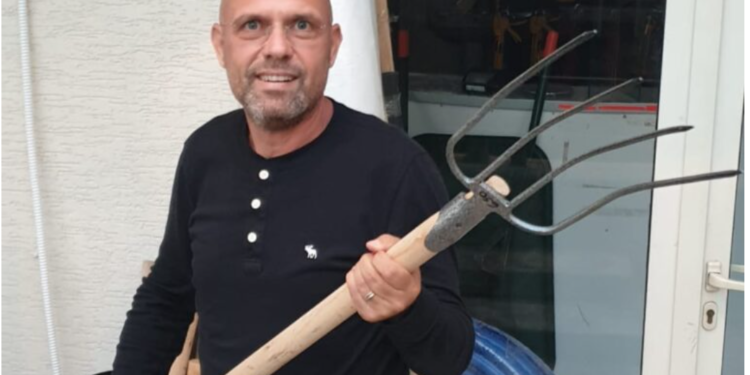 Me një sfurk në dorë në ditën e drejtësisë. Ish-ministri i LSI-së tallet me Ilir Metën?