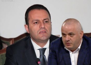 Artan Hoxha: Me krah të lehta Adriatik. Ata që të vunë aty dhe të përdorën s’të mbrojnë dot se kanë hallet e tyre! Kush e ka radhën?