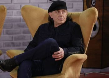 I dehur në timon, i vihen prangat këngëtarit Aleksandër Gjoka