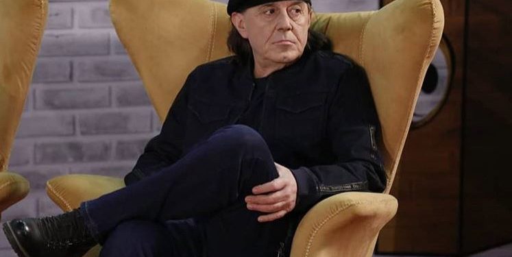 I dehur në timon, i vihen prangat këngëtarit Aleksandër Gjoka