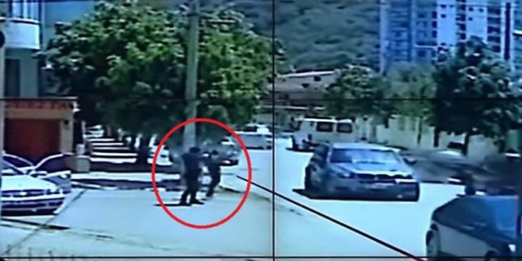PAMJE TË RËNDA/ Momenti i atentatit ndaj biznesmenit në Vlorë, shihni si shpëton mrekullisht pasagjeri (VIDEO)
