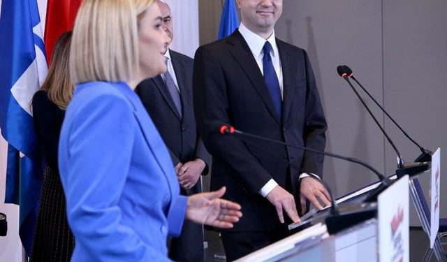 Opozita si instrument i prishur