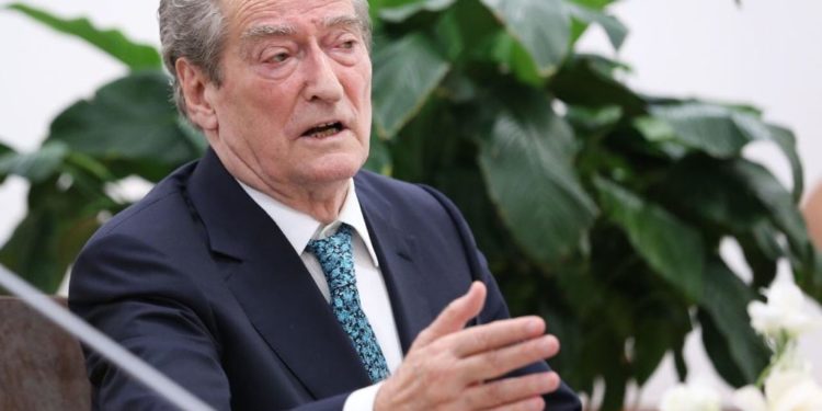 Pyetja që ngeli pa përgjigje: Kush do t’ia paguajë avokatin Berishës