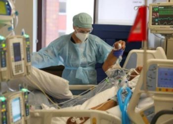 Nuk kishte aparaturë oksigjeni, vajza i bën frymëmarrje artificiale nënës me Covid-19 (FOTO)