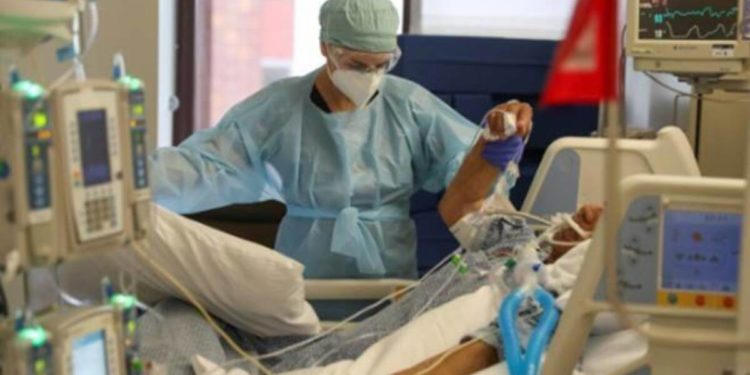 Nuk kishte aparaturë oksigjeni, vajza i bën frymëmarrje artificiale nënës me Covid-19 (FOTO)