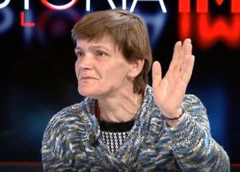 “Më tha ik blej ushqime, por kur u ktheva gjeta burrin në krevat me një femër”! 45-vjeçarja: Pasi i rraha të dy, i nxora jashtë para komshinjve siç i ka bërë nëna