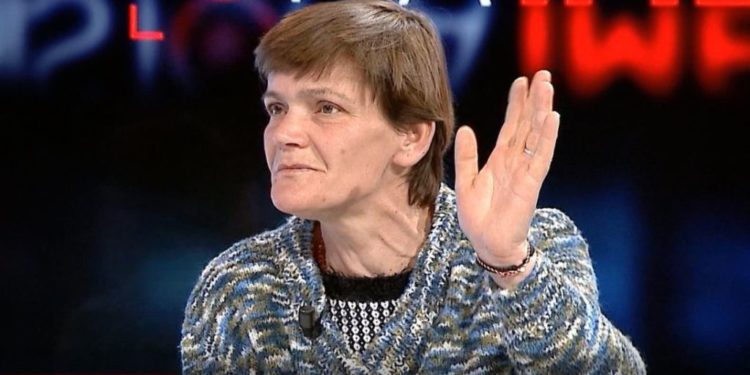 “Më tha ik blej ushqime, por kur u ktheva gjeta burrin në krevat me një femër”! 45-vjeçarja: Pasi i rraha të dy, i nxora jashtë para komshinjve siç i ka bërë nëna