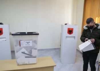 PD publikon dokumentin: Në Berat 19 persona votuan 53 herë