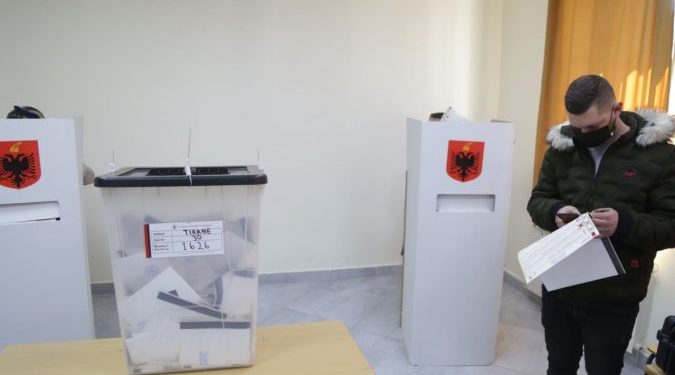 PD publikon dokumentin: Në Berat 19 persona votuan 53 herë