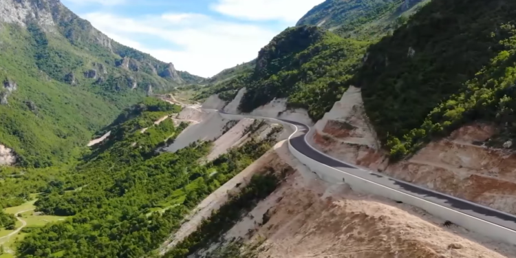 Në kantierin e rrugës Kardhiq-Delvinë, Rama nxjerr pamjet: Vijon puna në tunelin Skarficës (VIDEO)