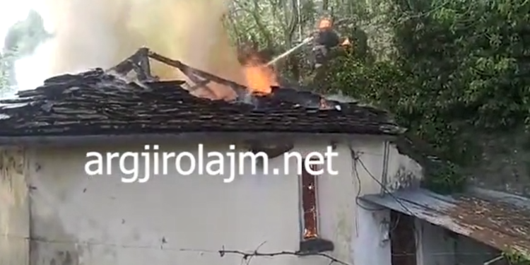 Pamje të tjera, shihni si shkrumbohet shtëpia në Gjirokastër (VIDEO)
