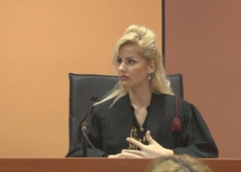 18 vite më parë u shpall Miss Shqipëria, sot është gjyqtarja që ‘tërboi’ Tik Tokun me video. Si u ngjit në karrierë Enkeleda Kapedani (VIDEO)