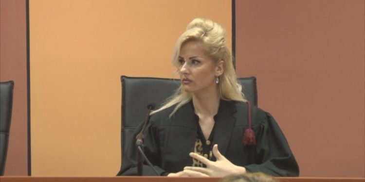 18 vite më parë u shpall Miss Shqipëria, sot është gjyqtarja që ‘tërboi’ Tik Tokun me video. Si u ngjit në karrierë Enkeleda Kapedani (VIDEO)