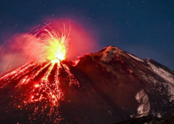 Shpërthim I vullkanit Stromboli në Itali (VIDEO)