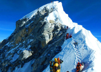 Lodhja i kushton jetën dy alpinistë në malin Everest