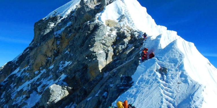 Lodhja i kushton jetën dy alpinistë në malin Everest