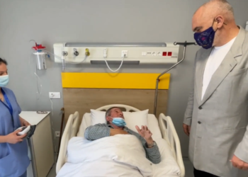 “Ku je o punëtor i madh i Shqipërisë”. Pacienti në spitalin e Fierit nuk përmbahet kur sheh Ramën (VIDEO)