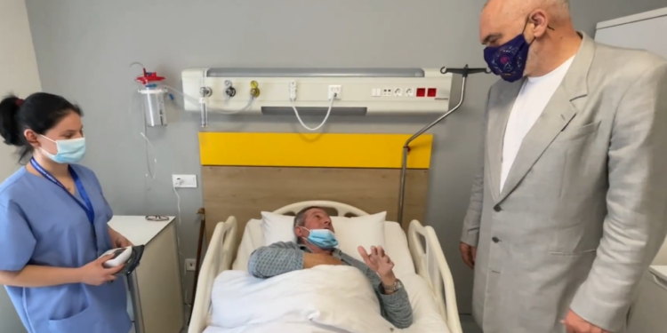 “Ku je o punëtor i madh i Shqipërisë”. Pacienti në spitalin e Fierit nuk përmbahet kur sheh Ramën (VIDEO)