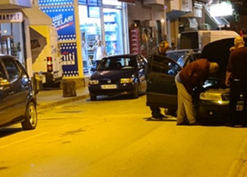 Sarandë/ Fëmija del pakujdesisht në rrugë, shoferi devijon dhe shmang tragjedinë