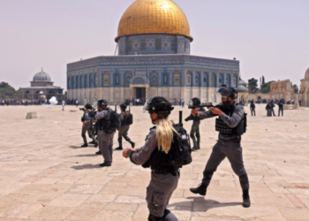 Policia izraelite sulmon besimtarët palestinezë në xhaminë Al-Aqsa