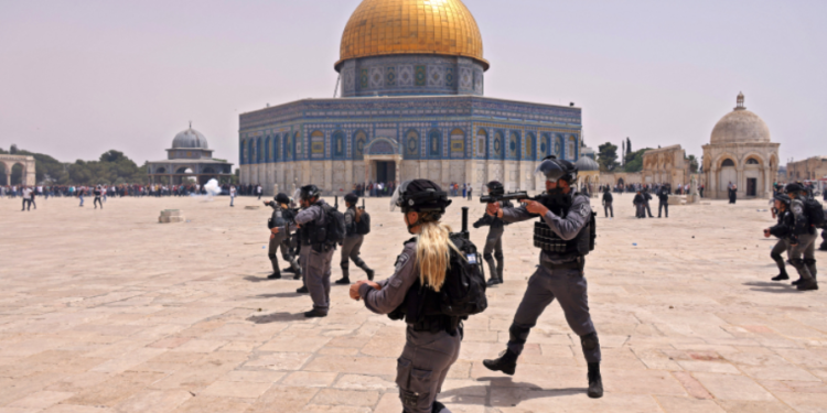Policia izraelite sulmon besimtarët palestinezë në xhaminë Al-Aqsa