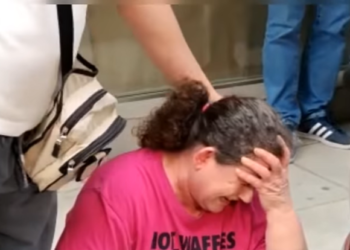 “O shqiptar të qelbur, më vratë djalin”, reagimi i nënës së 32-vjeçarit pas ngjarjes që tronditi Athinën (VIDEO)