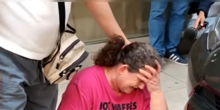 “O shqiptar të qelbur, më vratë djalin”, reagimi i nënës së 32-vjeçarit pas ngjarjes që tronditi Athinën (VIDEO)