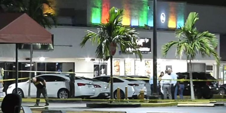 Të shtëna në një klub në Florida, 2 viktima dhe të paktën 20 të plagosur