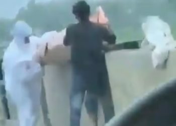 Covid-19 gjunjëzon Indinë, të afërm hedhin trupat e viktimave në lumë (VIDEO)