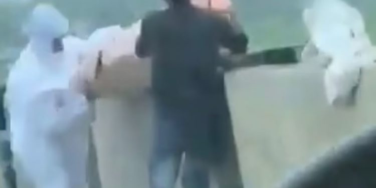 Covid-19 gjunjëzon Indinë, të afërm hedhin trupat e viktimave në lumë (VIDEO)