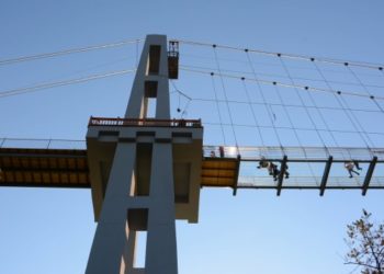 Kinë/ Erërat e forta lënë një turist të bllokuar në urën e dëmtuar prej xhami