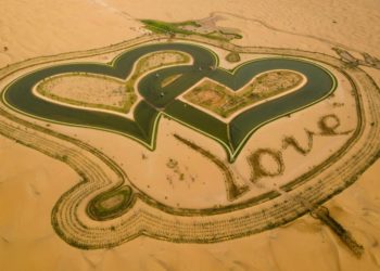 Liqeni i Dashurisë: Lagunat në formë zemre shfaqen në shkretëtirën e Dubait