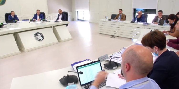 Zgjedhjet, KAS vendos sot për Gjirokastrën