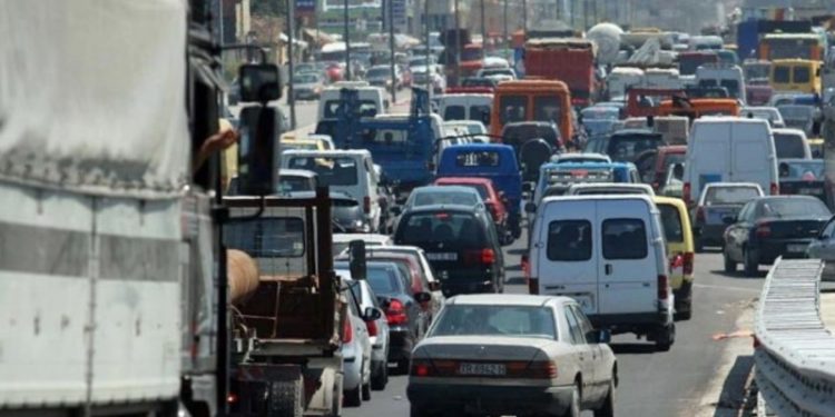 Prej 6 muajsh mjetet e vjetra lëvizin pa kontroll teknik, ekspertët: Kjo është e rrezikshme