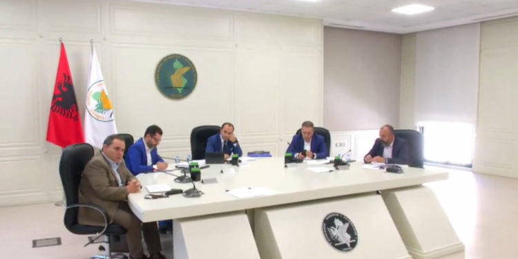 Debati për Gjirokastrën në KAS/ Të kujt partie janë komisionerët që kanë votuar në më shumë se një qendër votimi?