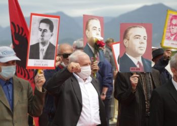 Komunistët nderojnë ish-diktatorin: Lavdi shqiptarit të madh Enver Hoxha (FOTO)