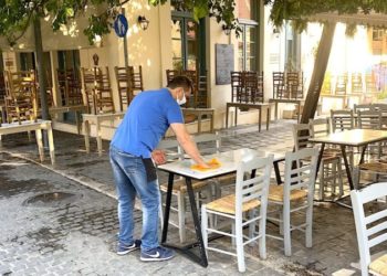 Në prag të sezonit turistik, Greqia hap baret dhe restorantet