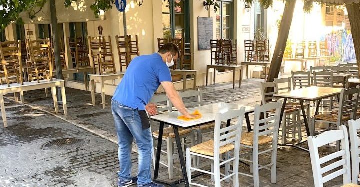 Në prag të sezonit turistik, Greqia hap baret dhe restorantet